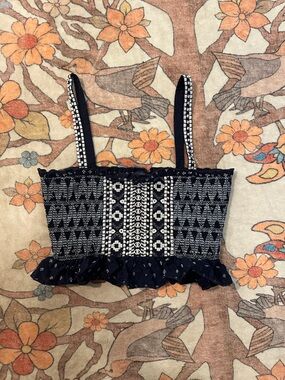 Forever 21 Navy Embroidered Crop Top
-free gift with purchase ❤️ last pic ❤️